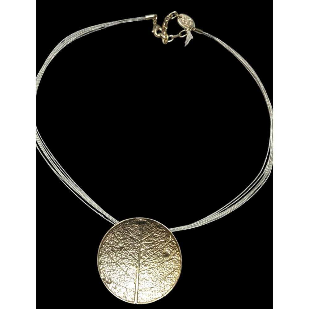 Caracol Leaf Embossed Gold Tone Pendant Necklace